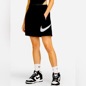 Nike Sportswear Essential
Women's High-Rise Woven Shorts